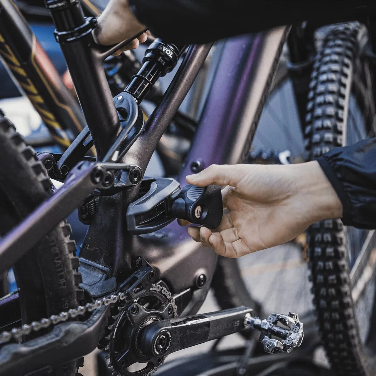Thule EasyFold XT F 2 biciclete 13 pin aluminiu - imagine 6